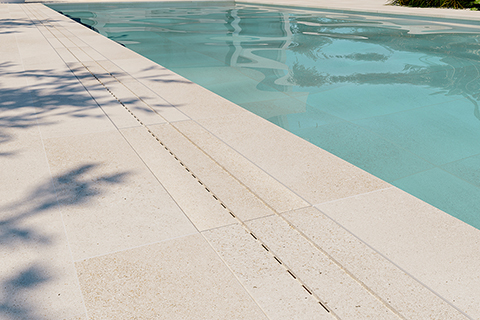 Béžová dlažba k bazénu Stromboli Cream 60x120 cm, Lem k bazénu Canarias 25x50 cm, keramický kryt žlabu RJ20