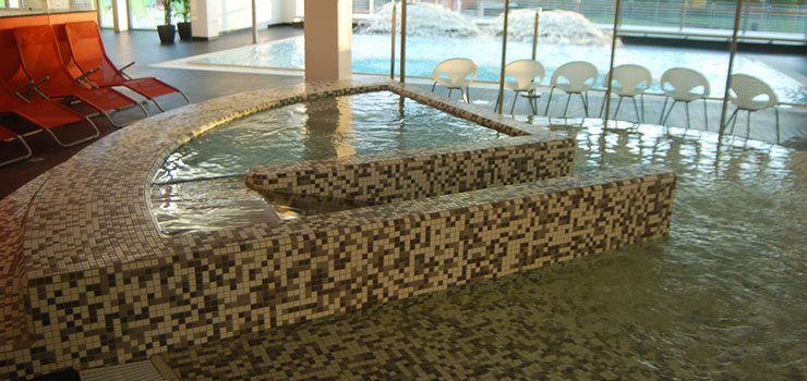 Městský plavecký bazén v Kuřimi. Použité obklady a dlažby: SERAPOOL, keramická mozaika: APPIANI.
