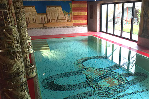Antické lázně v Plzni. Použité skleněné mozaiky a dekorace: HISBALIT, dlažby na ochozu VOGUE.