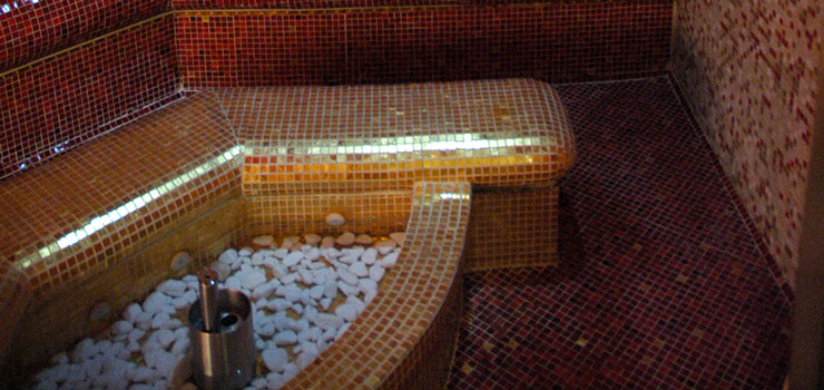 Wellness Hotel Vitality ve Vendryni. Bazén, wellness, sauny. Použité skleněné mozaiky: SICIS.