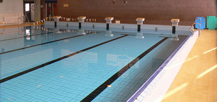 Městský bazén v Kutné Hoře, venkovní bazény. Použité obklady a dlažby: FLOOR GRES.