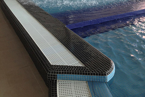 Aquapark s wellness Pasohlávky. Použité skleněné mozaiky: HISBALIT.