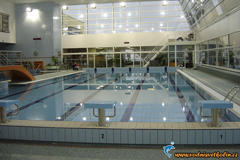 Městský bazén v Kolíně, vnitřní a venkovní bazény. Použité obklady a dlažby: FLOOR GRES.